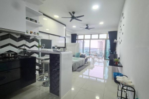 Studio Balcony Lake View Palazio Austin IKEA AEON by GDRAGON HomeStay